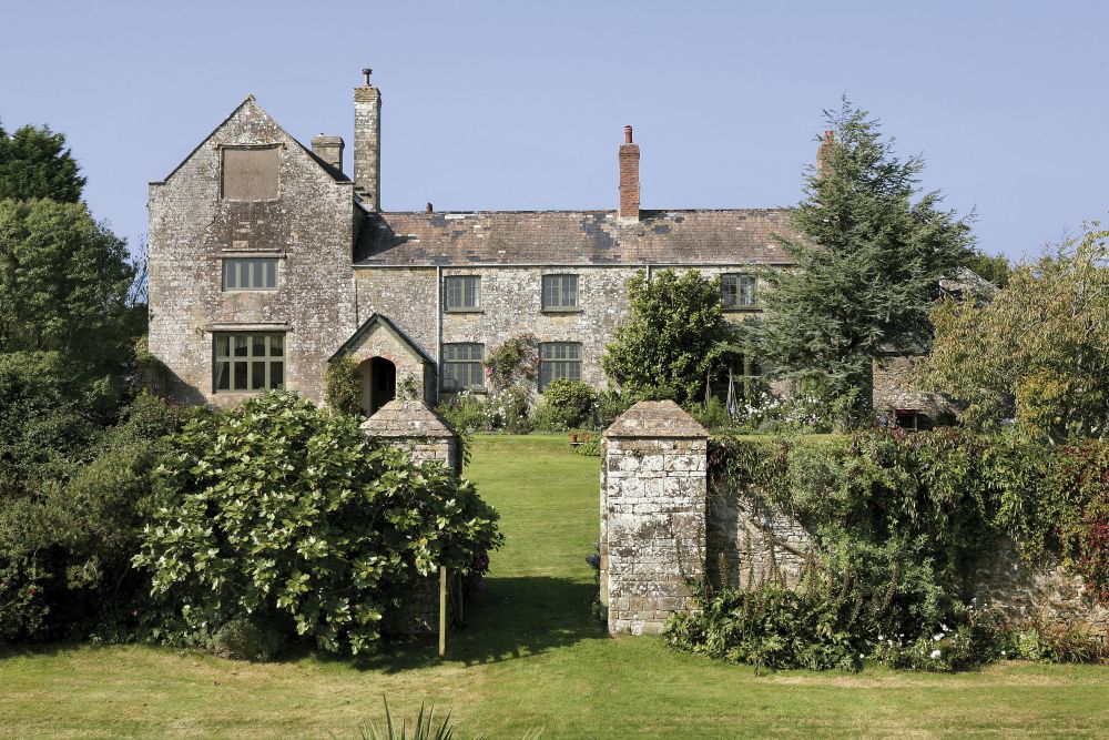 Photograph of the Ash Barton Estate © HKSG / Wikimedia Commons (CC BY-SA 3.0)
