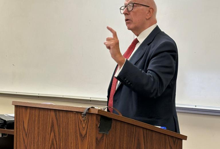 Master Andrew Hochhauser giving a lecture on advocacy 